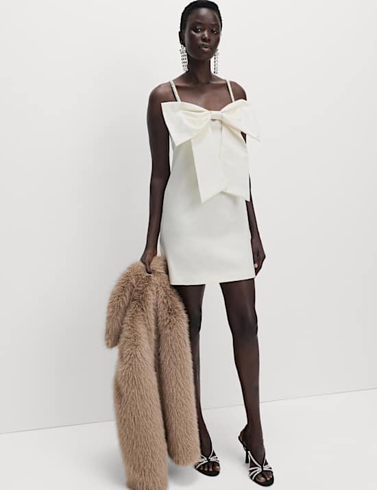 Gaun Mini Detail Pita dengan Hiasan