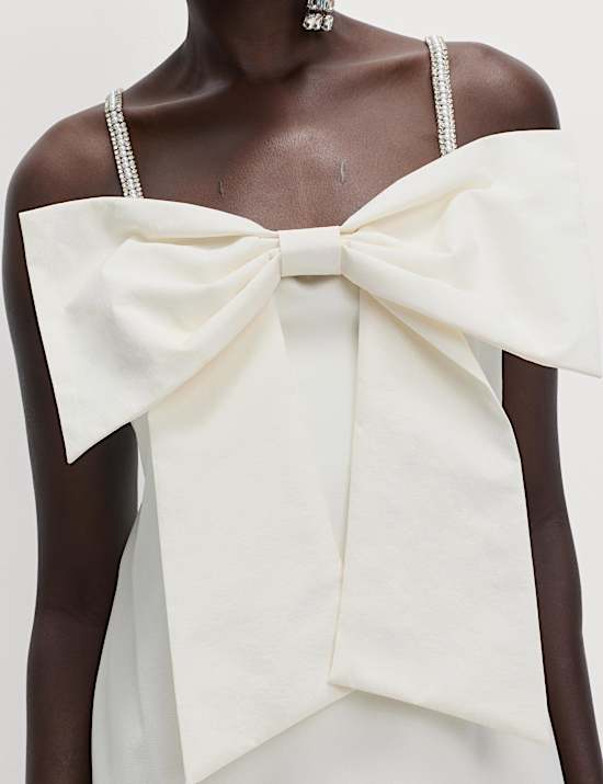 Gaun Mini Detail Pita dengan Hiasan