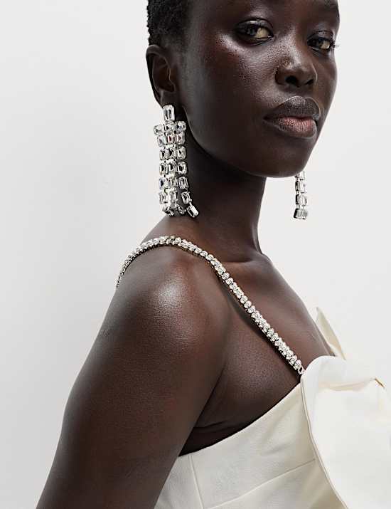 Gaun Mini Detail Pita dengan Hiasan