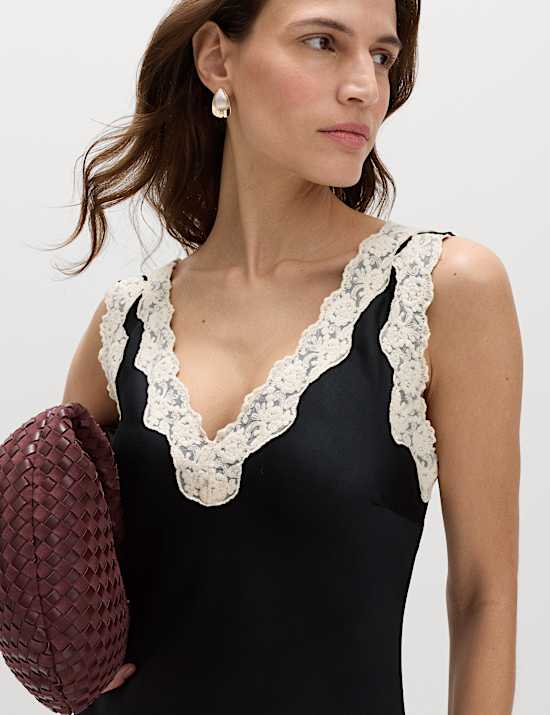 Fond de robe midi en satin &agrave; col V et empi&egrave;cement en dentelle