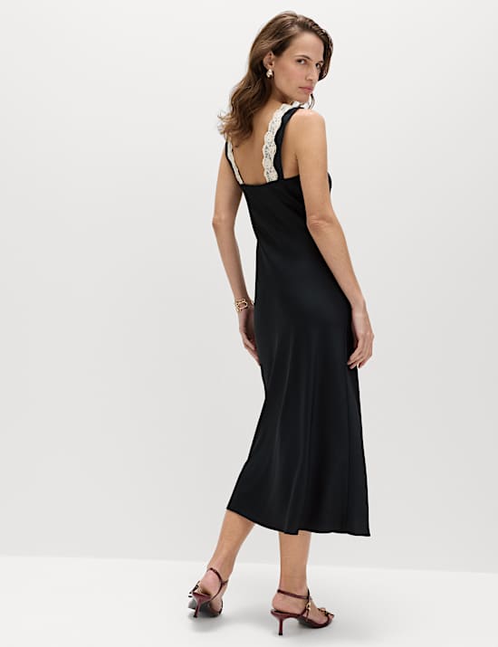 Fond de robe midi en satin &agrave; col V et empi&egrave;cement en dentelle