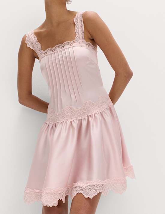 Minivestido skater de sat&eacute;n con encaje