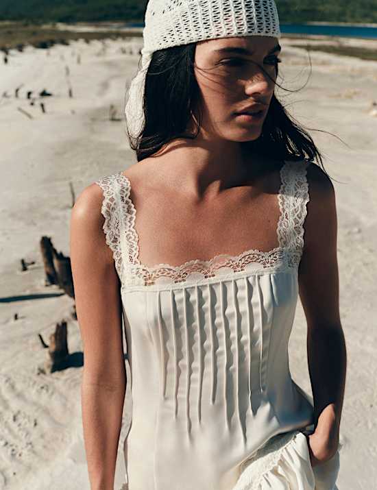 Robe patineuse coupe courte en satin &agrave; empi&egrave;cement en dentelle