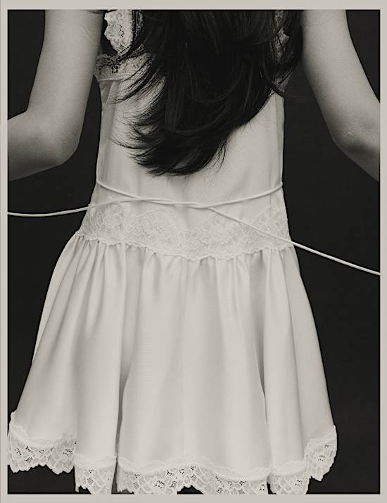 Robe patineuse coupe courte en satin &agrave; empi&egrave;cement en dentelle