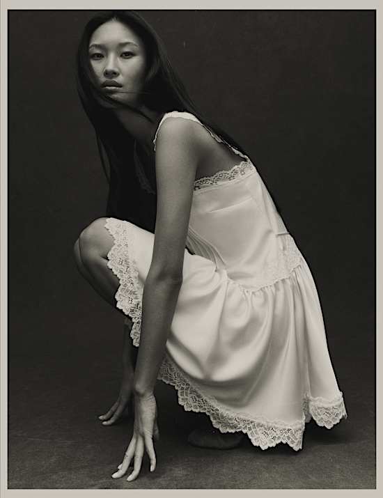 Robe patineuse coupe courte en satin &agrave; empi&egrave;cement en dentelle