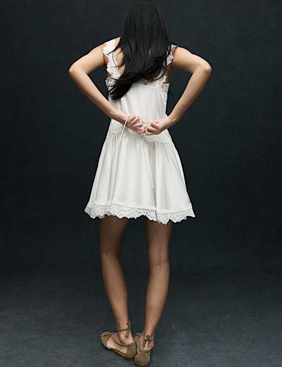 Robe patineuse coupe courte en satin &agrave; empi&egrave;cement en dentelle