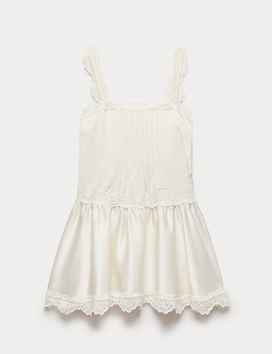 Robe patineuse coupe courte en satin &agrave; empi&egrave;cement en dentelle