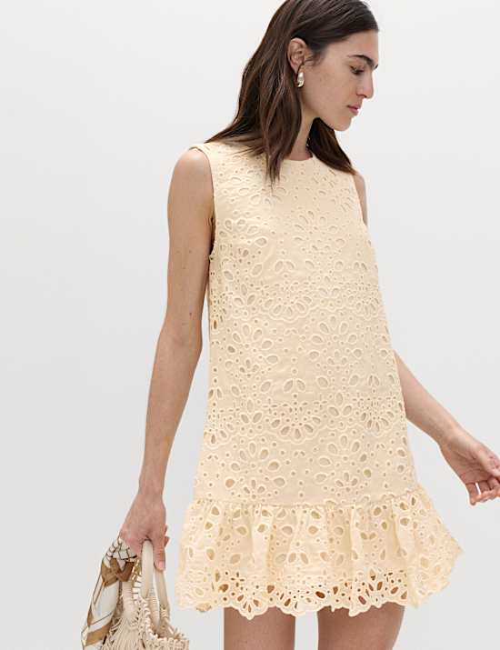 Mini sukienka o prostym kroju z ażurowym haftem