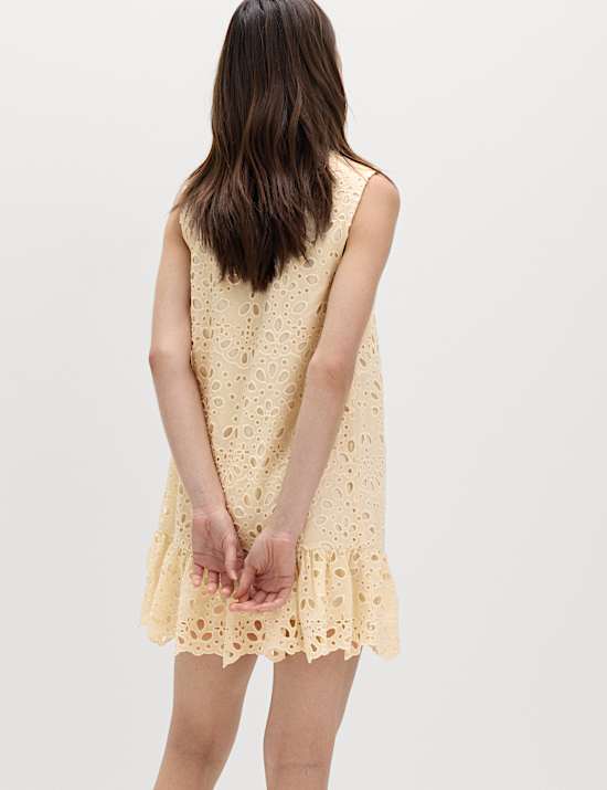 Mini sukienka o prostym kroju z ażurowym haftem