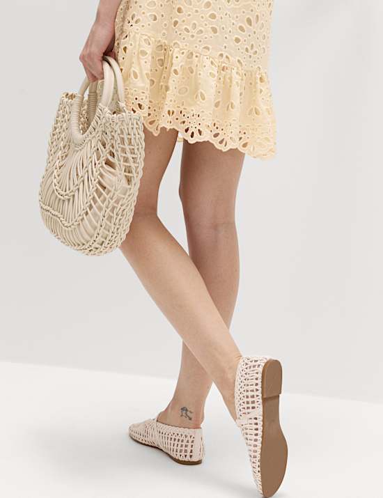 Mini sukienka o prostym kroju z ażurowym haftem