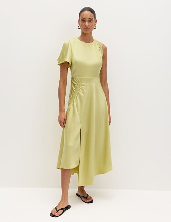 Robe midi asym&eacute;trique en satin &agrave; taille ajust&eacute;e et encolure ronde