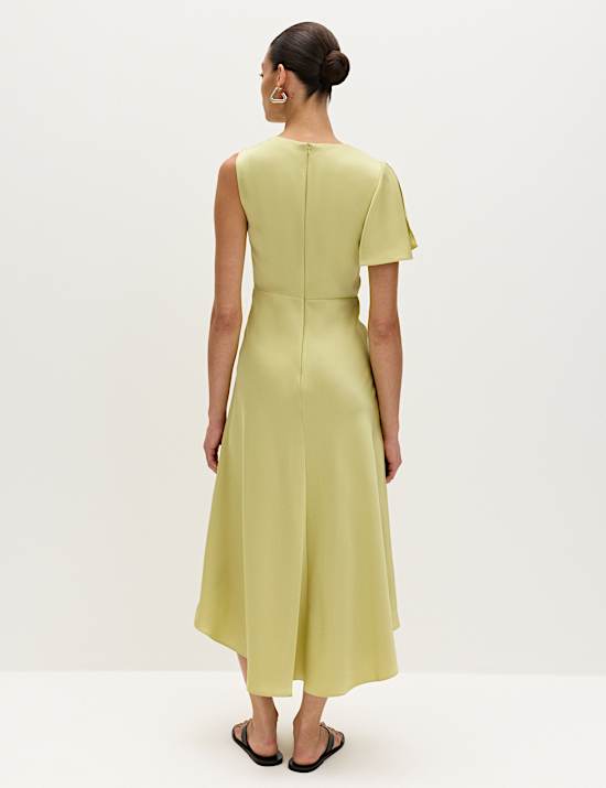 Robe midi asym&eacute;trique en satin &agrave; taille ajust&eacute;e et encolure ronde