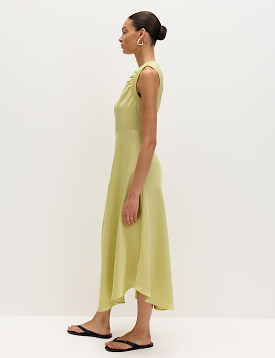 Robe midi asym&eacute;trique en satin &agrave; taille ajust&eacute;e et encolure ronde