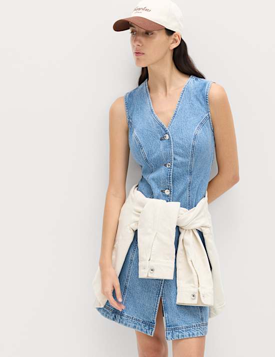 Mini&ndash;Etuikleid aus Denim mit V-Ausschnitt und durchgehender Knopfleiste