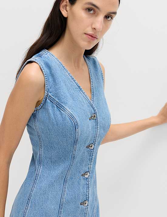 Mini&ndash;Etuikleid aus Denim mit V-Ausschnitt und durchgehender Knopfleiste