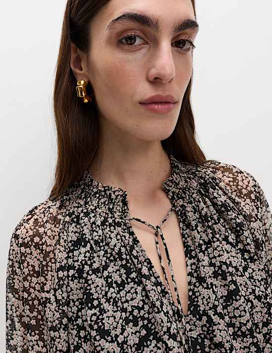 Tailliertes Minikleid aus Chiffon mit Bindekragen und Blümchenmuster