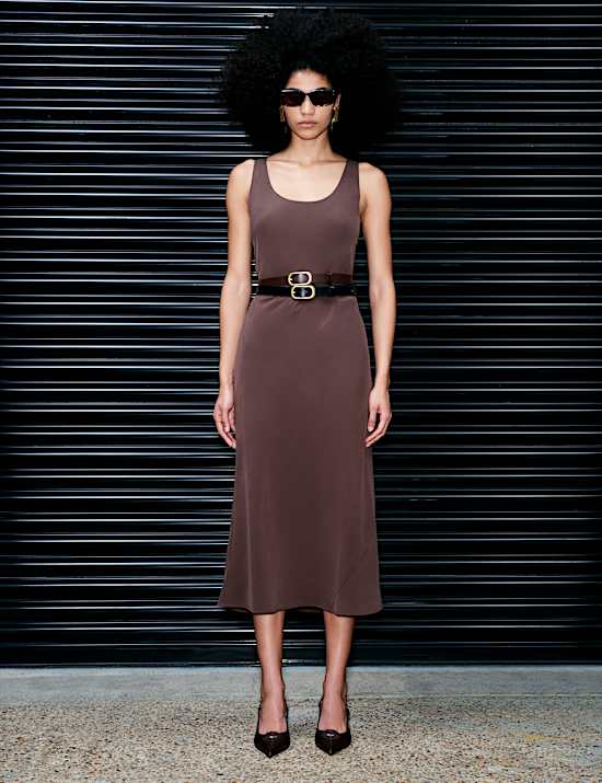 Fond de robe long &agrave; d&eacute;collet&eacute; rond