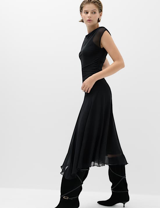 Tailliertes Midi-Kleid mit U-Boot-Ausschnitt und Mesh