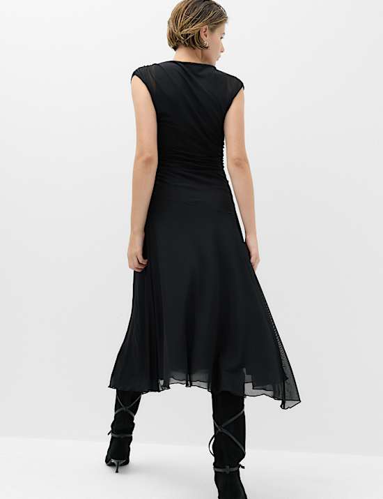 Tailliertes Midi-Kleid mit U-Boot-Ausschnitt und Mesh