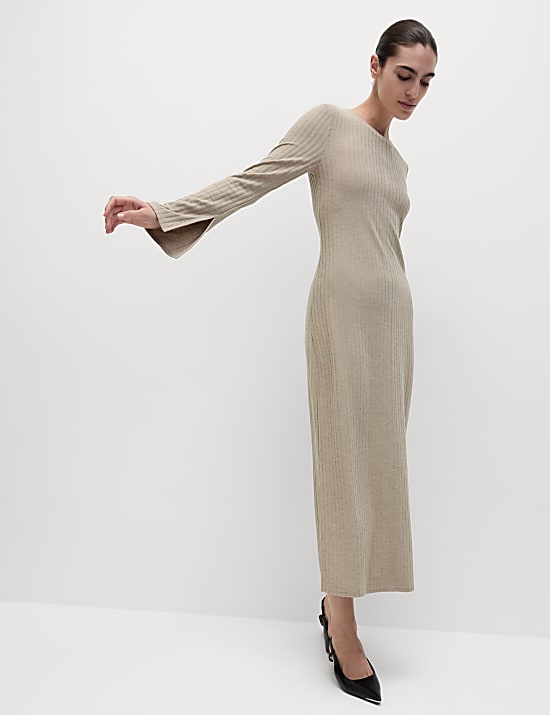 שמלת מידי בגזרה ישרה וצמודה עם צווארון עגול