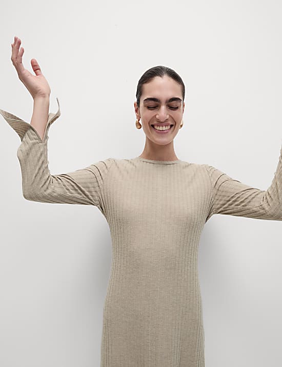 שמלת מידי בגזרה ישרה וצמודה עם צווארון עגול