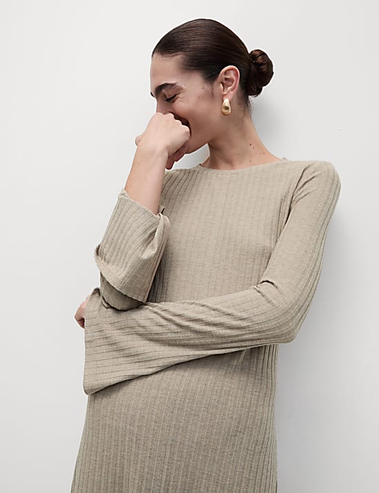 שמלת מידי בגזרה ישרה וצמודה עם צווארון עגול