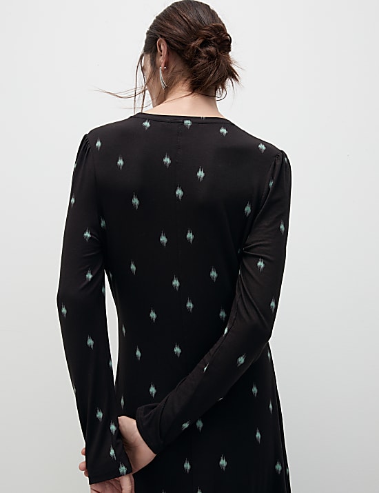 שמלת מידי מבד ג'רסי עם הדפס בגזרה ישרה וצמודה