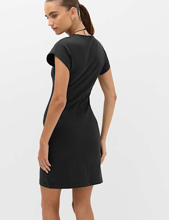 Minivestido recto de algod&oacute;n con cuello en pico
