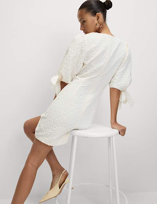 Gaun Terusan Mini Jacquard dengan Detail Tali