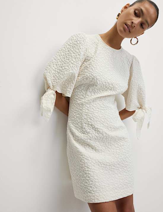 Gaun Terusan Mini Jacquard dengan Detail Tali