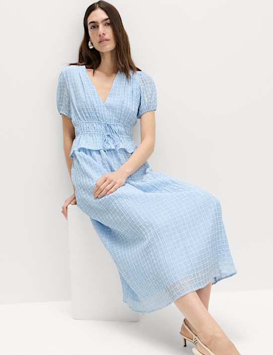 שמלת מידי אסופה במותניים מתערובת סיב תאית עם מחשוף וי