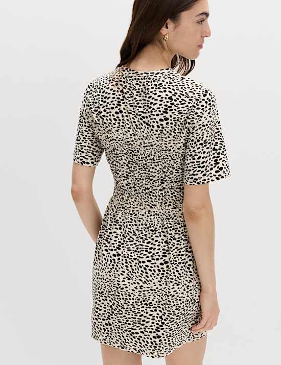 שמלת טי-שירט מיני מבד עשיר בכותנה בהדפס חייתי עם כיווצים