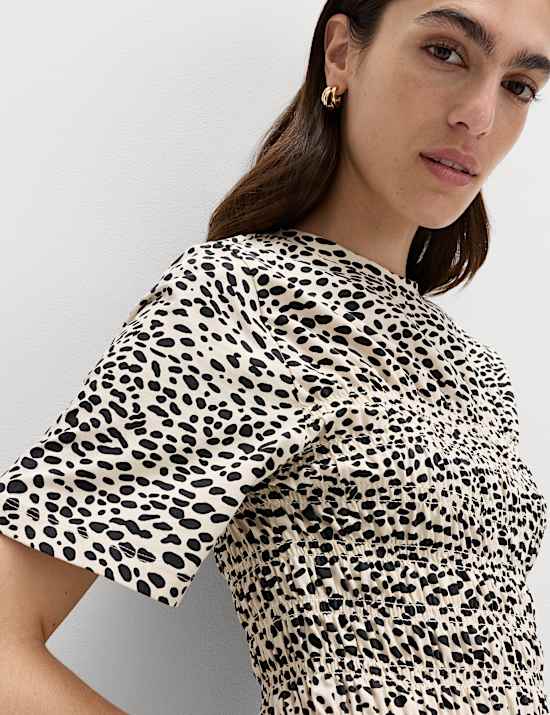 שמלת טי-שירט מיני מבד עשיר בכותנה בהדפס חייתי עם כיווצים