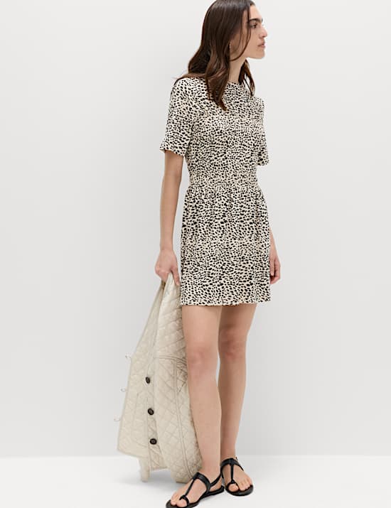 שמלת טי-שירט מיני מבד עשיר בכותנה בהדפס חייתי עם כיווצים