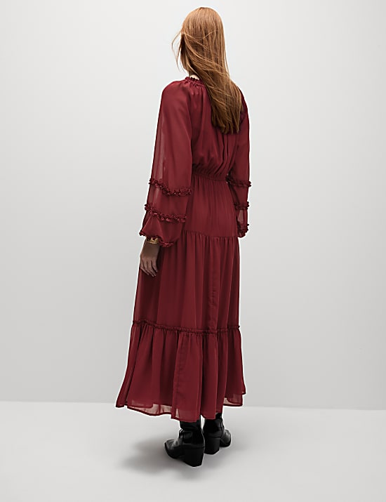 שמלת שיפון אסופה במותניים באורך מידקסי עם צווארון עגול