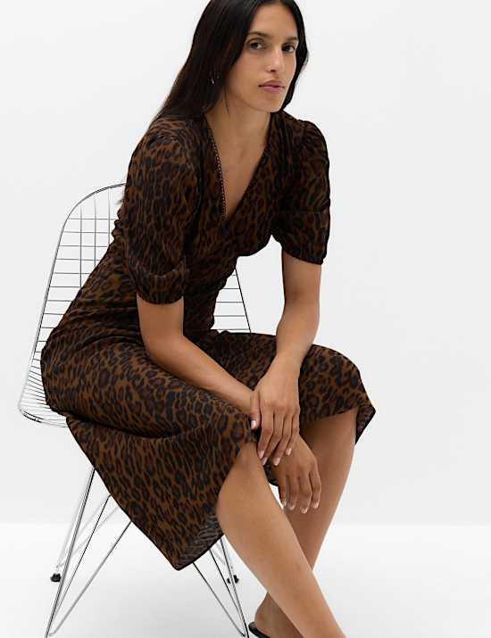 Vestido de tarde a media pierna de escote en pico con estampado animal