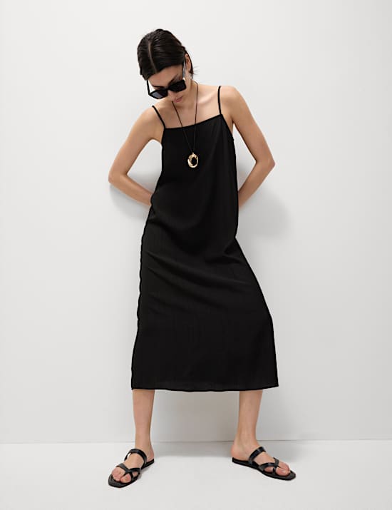 Robe midi style caraco coupe d&eacute;contract&eacute;e &agrave; bretelles et motif textur&eacute;