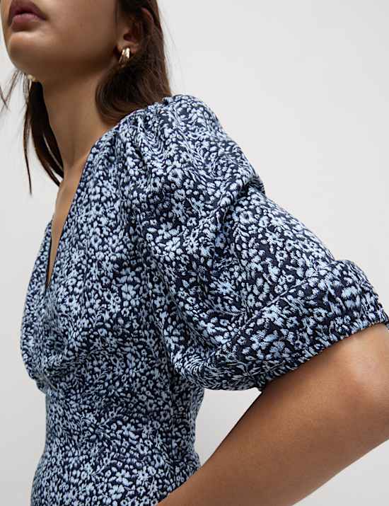 Robe midi &agrave; manches bouffantes et col en V avec imprim&eacute;