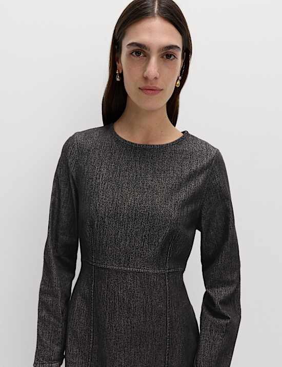 שמלת ג'ינס מיני רב-עונתית מבד עשיר בכותנה עם צווארון עגול