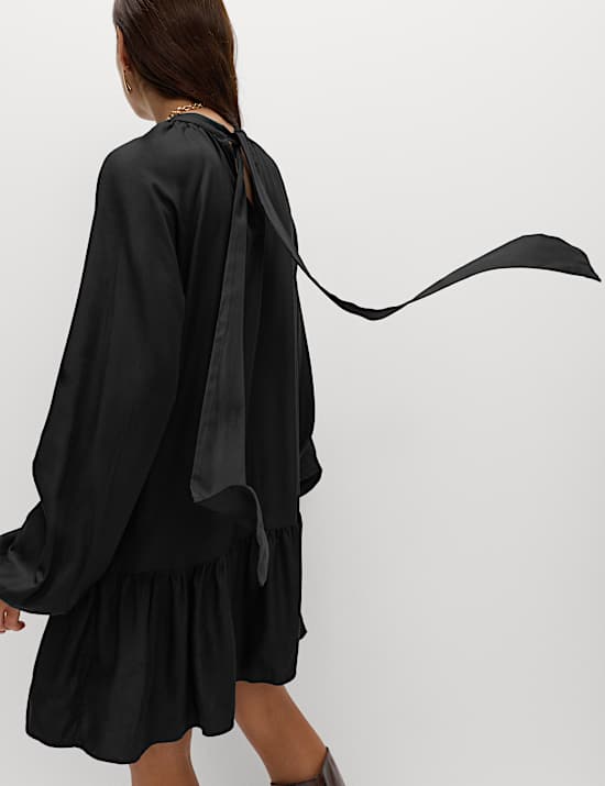 Gesmoktes Minikleid mit Trichterkragen