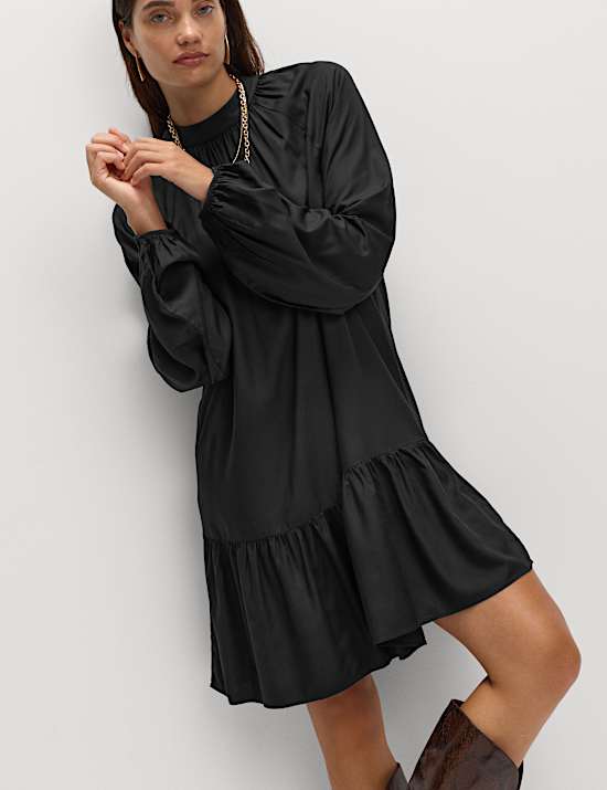 Gesmoktes Minikleid mit Trichterkragen