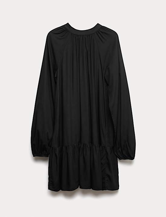 Gesmoktes Minikleid mit Trichterkragen