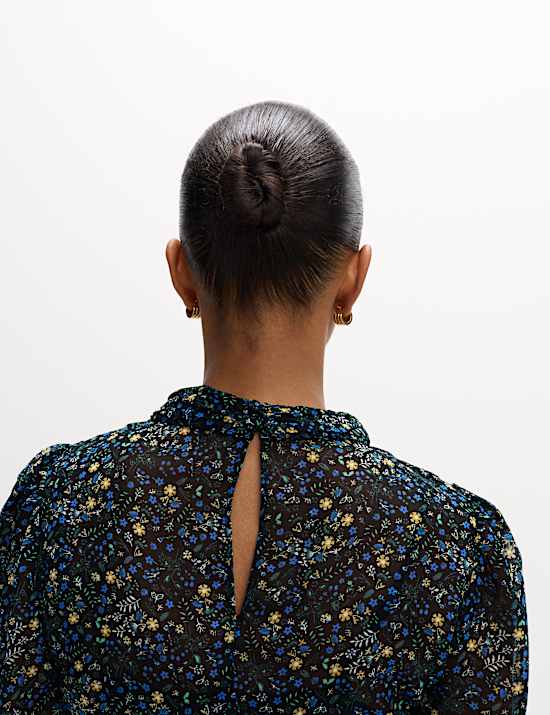 Tailliertes Midaxi-Kleid mit Rüschen und Blümchenmuster