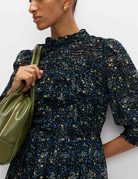 Tailliertes Midaxi-Kleid mit Rüschen und Blümchenmuster