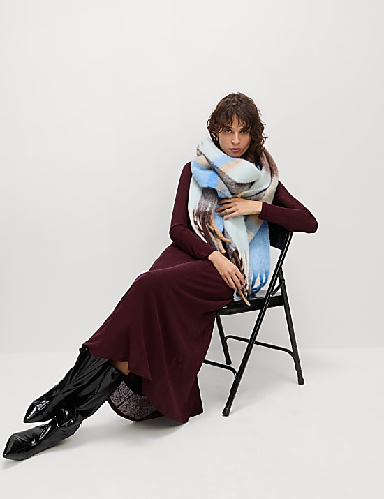 שמלת ג'רסי באורך מידי מבד מש ובגזרה ישרה וצמודה