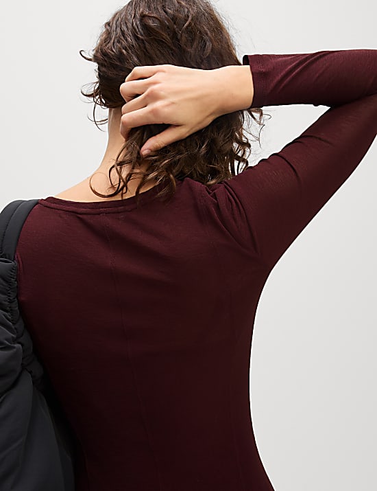 שמלת ג'רסי באורך מידי מבד מש ובגזרה ישרה וצמודה