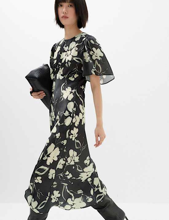 Tailliertes Midikleid in Empire-Linie mit Blumenmuster aus Satin