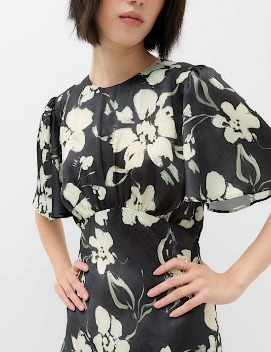 Tailliertes Midikleid in Empire-Linie mit Blumenmuster aus Satin