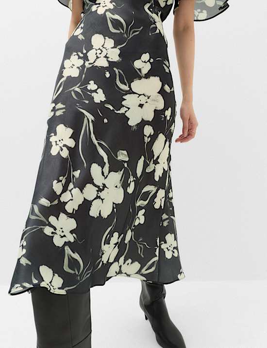 Tailliertes Midikleid in Empire-Linie mit Blumenmuster aus Satin
