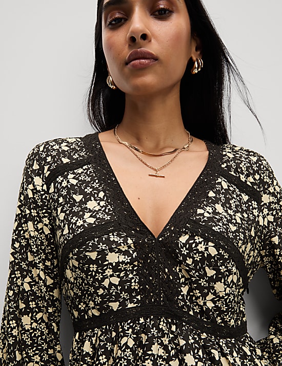 שמלת מיני אסופה במותניים עם תחרה והדפס